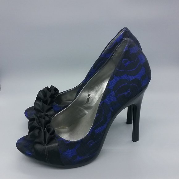 Carlos Santana Prestige Satin Ruffle Lace Pumps - Picture 4 of 15